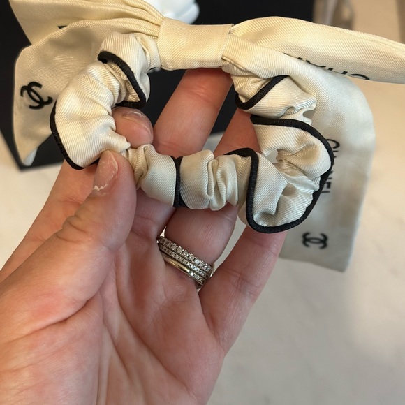 CHANEL HAIR TIE 2023 BLACK/IVORY - Picture 4 of 6